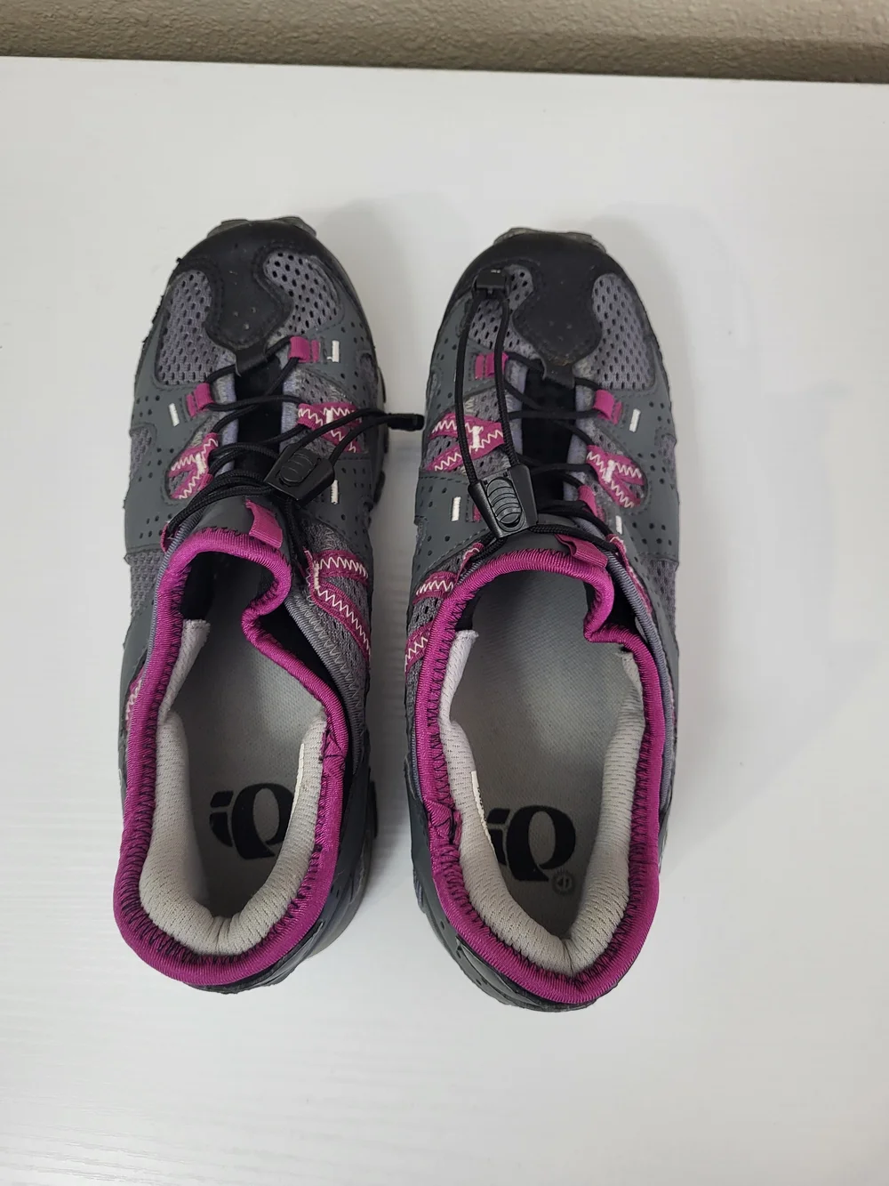 Pearl Izumi Gray and Pink Women's Trail Shoes Size 9